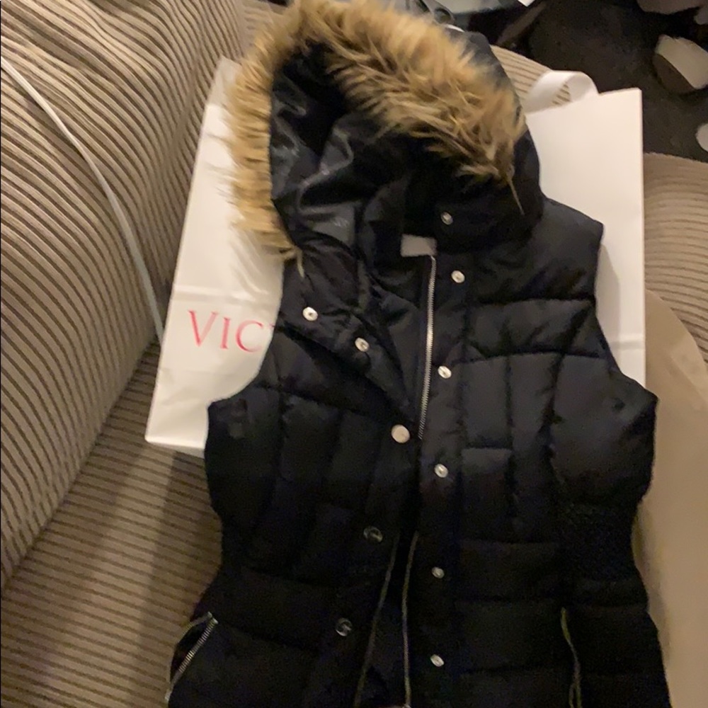 SOLD⭐️ Women’s Vest jacket W/ faux fur hood